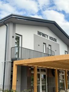 Infinity House - Eleganza Moderna tra Treviso e Venezia