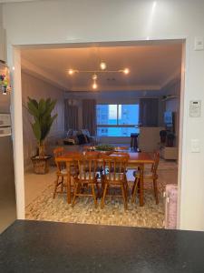 Apartamento 3 suítes 100m da praia central