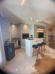 Apartamento 3 suítes 100m da praia central