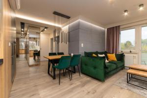 Wichrowa Deluxe Apartment by BookingHost