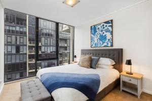 Luxe 2-Bed Apartment with River Views Near Casino