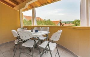 3 Bedroom Lovely Apartment In Crna Punta 