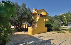 3 Bedroom Lovely Apartment In Crna Punta 