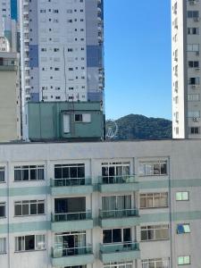 Apartamento 3 suítes 100m da praia central