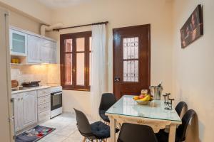 Old Town Rhapsody, Cosy 2-Floor Home with Rooftop Bathtub, BBQ & Lounge Under Sun Umbrellas