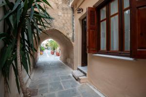 Old Town Rhapsody, Cosy 2-Floor Home with Rooftop Bathtub, BBQ & Lounge Under Sun Umbrellas