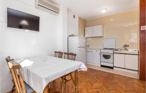 2 Bedroom Awesome Apartment In Rab 