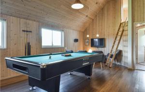 Nice Home In Ulfborg With Wifi