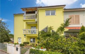 Nice Apartment In Stinjan With Kitchen 