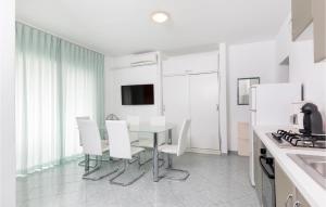 Nice Apartment In Stinjan With Kitchen