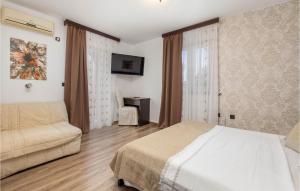 Beautiful Home In Metajna With Wifi 