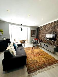 Waves, Central Beach Town Apartment