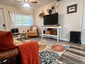 Humble Cove Lake Cottage kayak, fish, grill, firepit,nature - Avalon