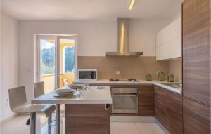 2 Bedroom Lovely Home In Liznjan 