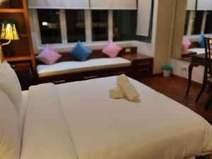 WHITE HOUSE STRAITS QUAY MARINA LUXURY STAY GURNEY