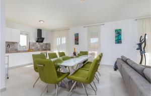 4 Bedroom Pet Friendly Home In Sikici