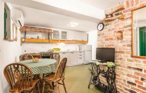 1 Bedroom Gorgeous Apartment In Lovran 