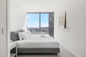 Modern Nomads Skyline View Escape - 2Bedroom by Gardens and Station