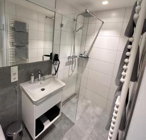 NINO-Boardinghouse 12 - ruths apartment