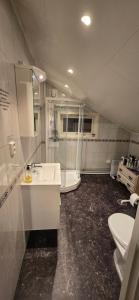 1 Room in The Yellow House, close to Airport & Lofoten