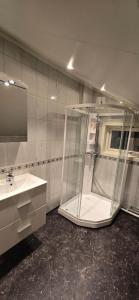 1 Room in The Yellow House, close to Airport & Lofoten