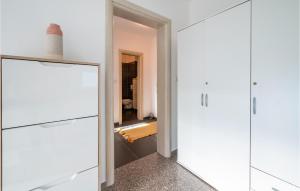 Gorgeous Apartment In Valbandon