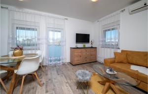Gorgeous Apartment In Valbandon 