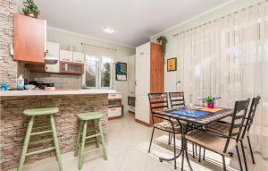2 Bedroom Nice Apartment In Rab 