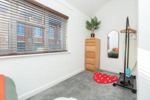 Central 1 Bedroom Home, Free Parking, Sleeps 4, near University