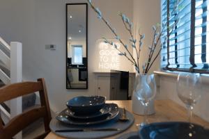 Central 1 Bedroom Home, Free Parking, Sleeps 4, near University