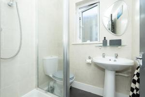Central 1 Bedroom Home, Free Parking, Sleeps 4, near University and Gunwarf, Long Term Stays