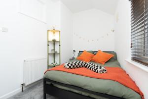 Central 1 Bedroom Home, Free Parking, Sleeps 4, near University and Gunwarf, Long Term Stays
