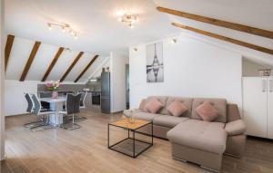 5 Bedroom Stunning Home In Zatoglav 