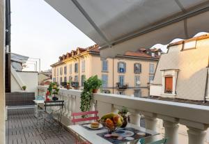 Milano City Life Elegant Penthouse with terrace, wi-fi Netflix, Subway 5 min - very convenient location