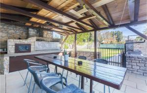 Lovely Apartment In Valbandon With Wifi