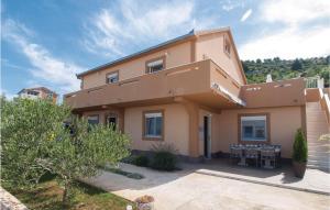 Lovely Apartment In Zatoglav With Wifi 