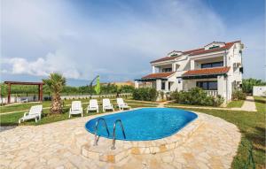 Three-Bedroom Apartment In Privlaka