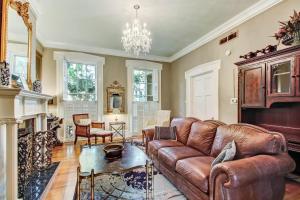 17 E Jones Street Parlor