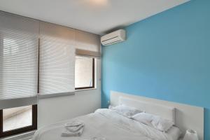 Central gem for 2 next to beach