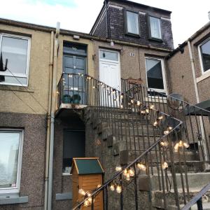 Spacious 2-Level Home by the Beach & Transport