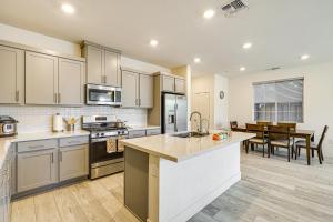 8 Mi to Lincoln Park Family-Friendly Tracy Home