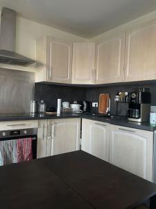 Appartements Double room in a shared duplex flat 15 mins from La Defense Arena - Business Center : Chambre Double avec Salle de Bains Privative Extérieure