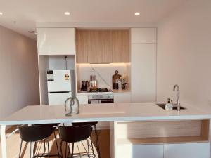 Box Hill 2bed 2bath Apartment 7x5