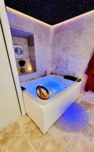 Appartements - LA SUITE DELOS - JACUZZI 2 PLACES - CENTRE VILLE A PIED - LIT QUEEN SIZE - PARKING PRIVEE - WIFI - City Center within walking distance - : photos des chambres