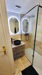 - LA SUITE DELOS - JACUZZI 2 PLACES - CENTRE VILLE A PIED - LIT QUEEN SIZE - PARKING PRIVÉE - WIFI - City Center within walking distance -