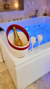 Appartements - LA SUITE DELOS - JACUZZI 2 PLACES - CENTRE VILLE A PIED - LIT QUEEN SIZE - PARKING PRIVEE - WIFI - City Center within walking distance - : photos des chambres