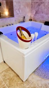 Appartements - LA SUITE DELOS - JACUZZI 2 PLACES - CENTRE VILLE A PIED - LIT QUEEN SIZE - PARKING PRIVEE - WIFI - City Center within walking distance - : photos des chambres