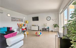Amazing Home In Naselje Muzini 