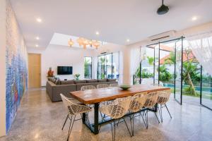 Stylish 4Bed Luxury Villa with Private Pool Access