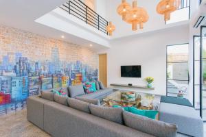 Stylish 4Bed Luxury Villa with Private Pool Access